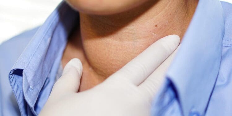 what does thyroid pain feel like?